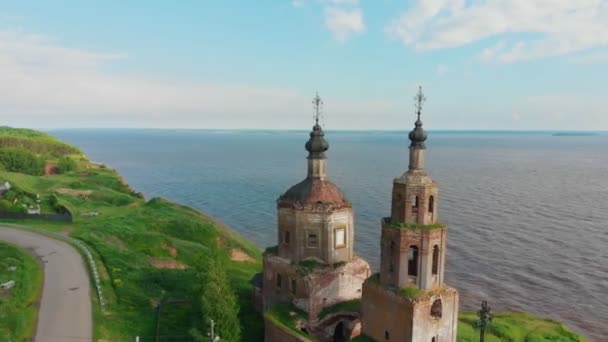 Biserica crestina veche cu cupole negre in apropierea raului — Videoclip de stoc