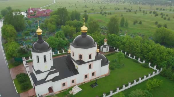 마을 과 묘지에 있는 기독교 교회 — 비디오