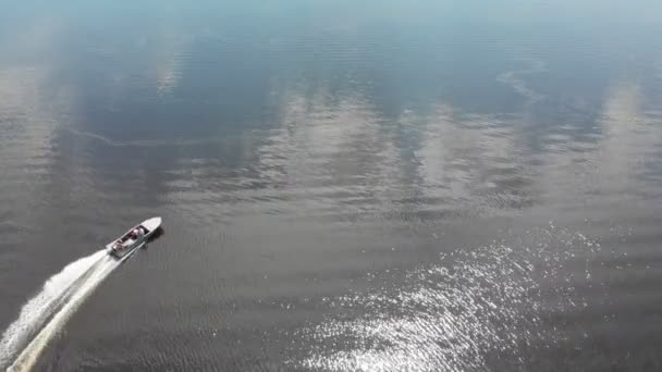 Homem em um barco a motor flutuando no rio — Vídeo de Stock