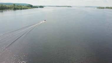 Nehirde yüzen motorlu tekne - yeşil doğa