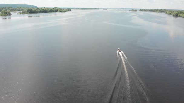 Nehirde yüzen bir motorlu teknede — Stok video