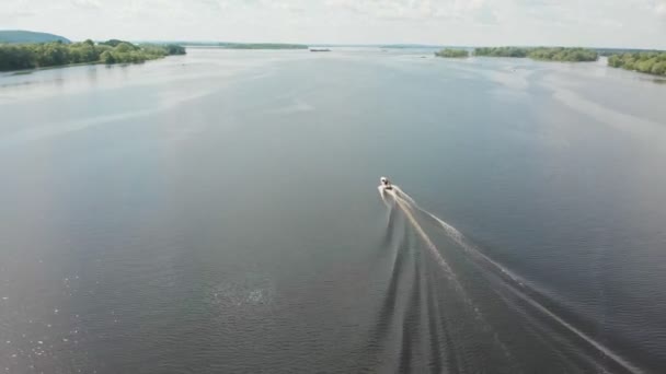 Muž na lodi plovoucí po řece — Stock video