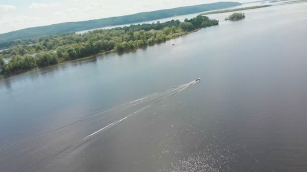 Barco a motor flutuando no rio - ilhas verdes na água — Vídeo de Stock