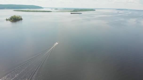 Barca a motore galleggiante sul fiume e chiatta di passaggio — Video Stock