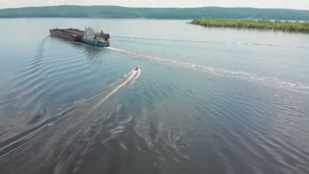 Andar de barco a motor no rio e barcaça passando - ilhas verdes na água — Vídeo de Stock