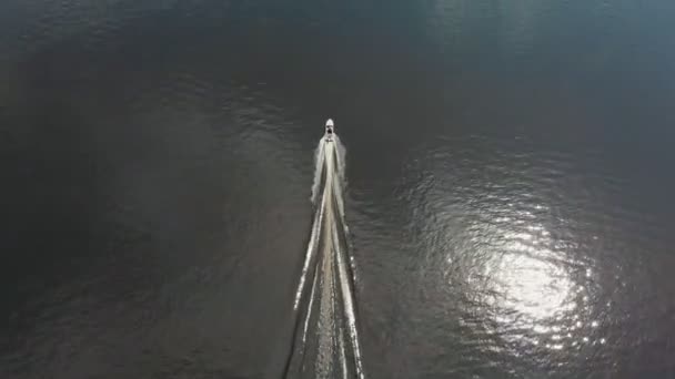 Человек на моторной лодке по реке — стоковое видео