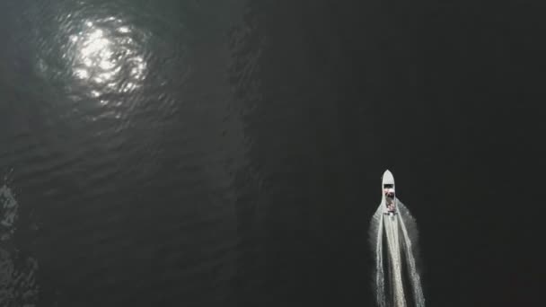 Karanlık nehirde motorlu tekne süren bir adam. — Stok video