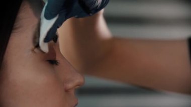 Renkli kaş boyasının fazlalığını siliyorum.