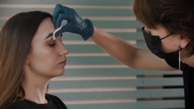 Ağda yaptıktan sonra kremin fazlalığını siliyorum.