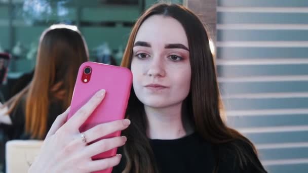 Mladá žena brát selfie ofter obočí tónování ve studiu — Stock video