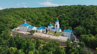Rusya 'daki Makaryev manastırı ormanlarla çevrili.