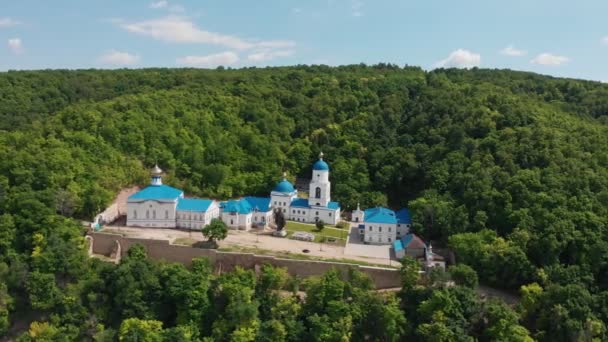緑の森に囲まれたロシアのマカリエフ修道院 — ストック動画