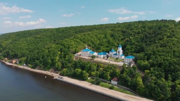 ロシアのマカリエフ修道院は川の近くにある森に囲まれています — ストック動画