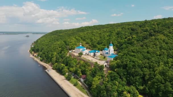 ロシアのマカリエフ修道院は川の近くにある供給された森に囲まれて — ストック動画