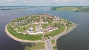 Rusya 'nın Sviyazhsk şehrinde nehir ile çevrili bir ada. Adaya dini binalar yerleştirilmiş.