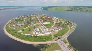 Rusya 'nın Sviyazhsk kentinde nehir ile çevrili dini bir kasaba - adaya birçok dini bina yerleştirildi.