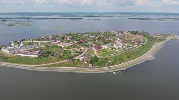 Een stad Sviyazjsk in Rusland omgeven door water - verschillende religieuze gebouwen en wooncomplex geplaatst op het eiland — Stockvideo