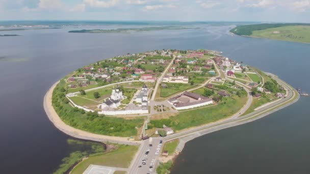 Miasto-wyspa Sviyazhsk w Rosji otoczone rzeką - kilka budynków sakralnych umieszczonych na wyspie — Wideo stockowe