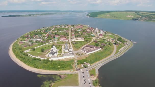 Miasto-wyspa Sviyazhsk w Rosji otoczone rzeką - budynki sakralne umieszczone na wyspie — Wideo stockowe
