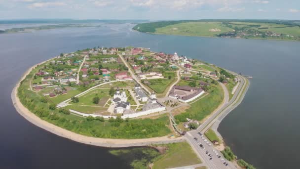 Rusya 'nın Sviyazhsk kentinde nehir ile çevrili dini bir kasaba - adaya birçok dini bina yerleştirildi. — Stok video