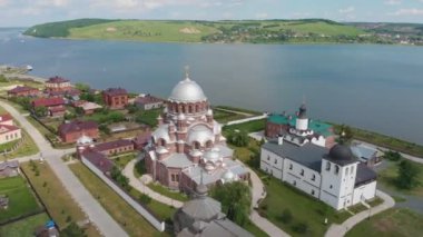 Rusya 'nın Sviyazhsk şehrinde nehir ile çevrili bir ada - adaya yerleştirilmiş dini nesneler.