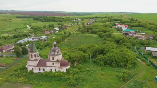 緑の野とキリスト教会のある村 — ストック動画