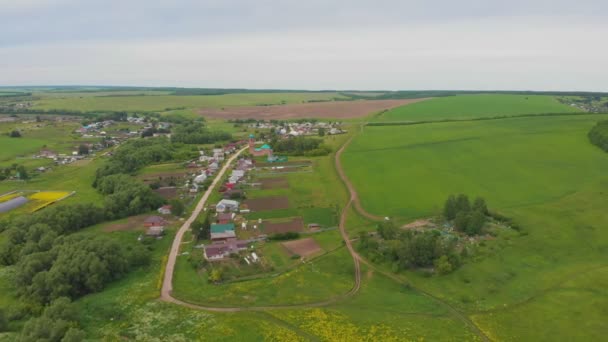 Groene open veld en kleine dorpjes — Stockvideo