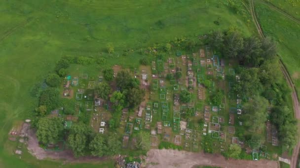 Cementerio en medio del campo verde — Vídeo de stock