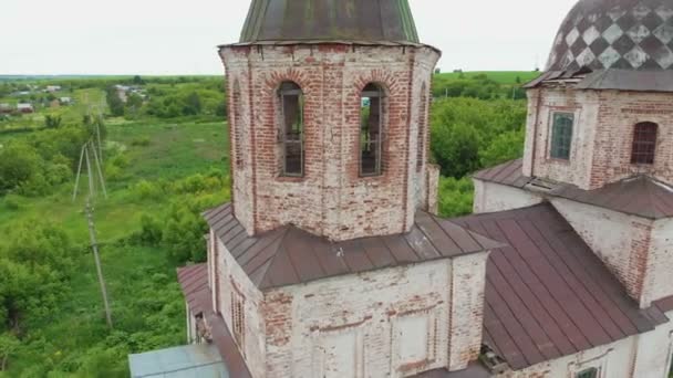 Yeşil tarlanın ortasındaki eski Hıristiyan manastırı — Stok video