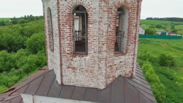 Antiguo monasterio cristiano en medio del campo verde - la capilla — Vídeos de Stock