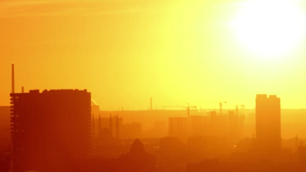 Lumière du soleil orange vif brille sur la ville — Video