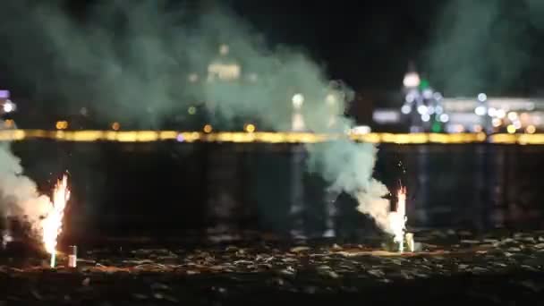 Bombas de humo verdes y doradas explotando en la playa — Vídeo de stock