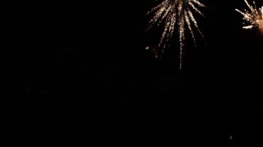 Geceleri havada farklı renkte birkaç güzel havai fişek patlıyor. Gökyüzü dumanla doluyor.