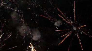 Geceleri gökyüzünde farklı renklerde birkaç güzel havai fişek patlıyor.