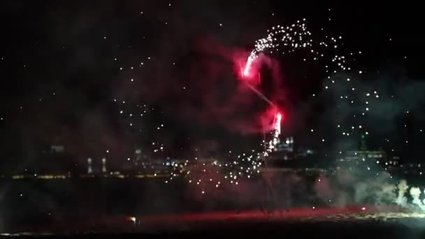 Fogos de artifício queimando fora na praia - fogos de artifício vermelhos girando e espalha faíscas — Vídeo de Stock