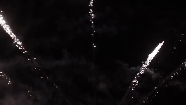 Feux d'artifice colorés explosant dans l'air