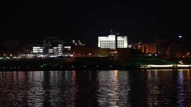 Un paisaje urbano de Kazán, Rusia - Ayuntamiento con una bandera en la parte superior — Vídeos de Stock