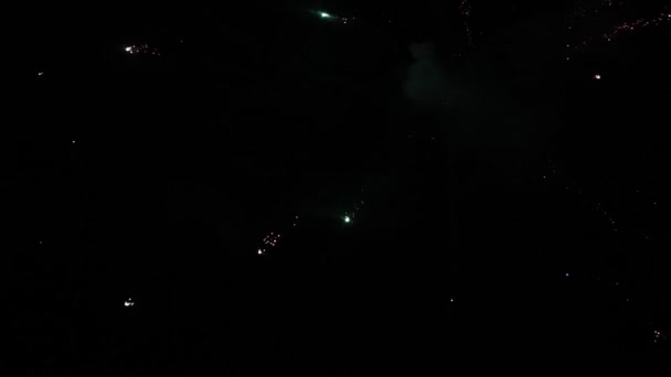 Jasné ohňostroje vybuchující v noci ve vzduchu — Stock video