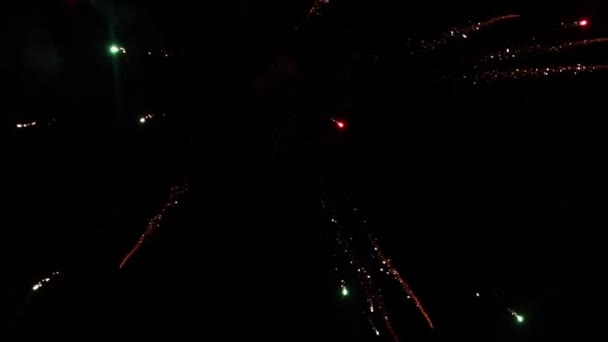 Červený a modrý jasný ohňostroj explodující ve vzduchu v noci na obloze - obloha se plní kouřem — Stock video