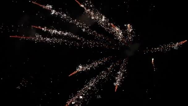 Několik ohňostrojů různých barev explodujících ve vzduchu v noci na obloze - obloha se plní kouřem — Stock video