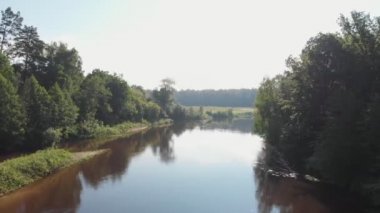 Doğanın manzarası - kozalaklı ormanlar arasındaki nehir