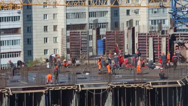 31-05-2020 RUSIA, KAZAN: Grupo de trabajadores caminando por el tejado de la obra — Vídeo de stock