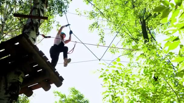 Aventura de corda - mulher caminha na ponte de corda suspensa — Vídeo de Stock