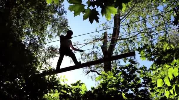 ロープアドベンチャー-男は吊り橋を歩く — ストック動画