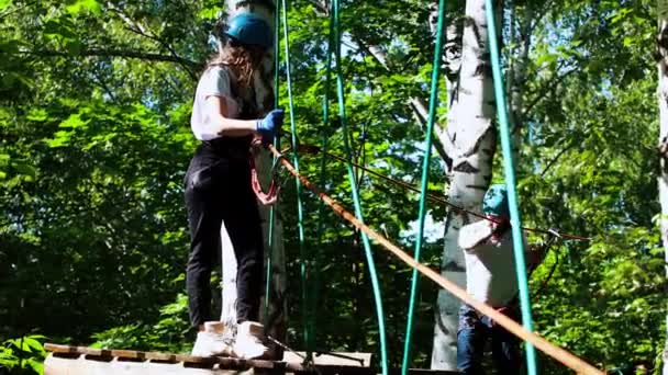 Aventure de corde - jeune femme attendant l'homme marchant sur le pont de corde — Video