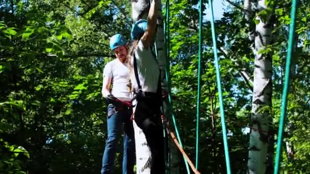 Touw avontuur - jonge vrouw en man verhuizen van de ene locatie naar de andere — Stockvideo