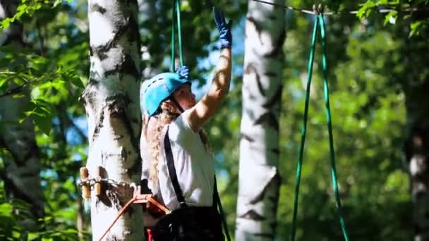 Seil-Abenteuer - Frau bewegt sich von einem Ort zum anderen und der Mann folgt ihr — Stockvideo