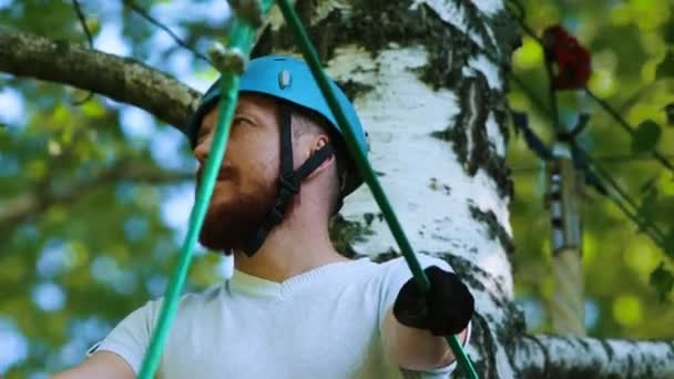 Seil-Abenteuer - Mann mit Tätowierung steht auf der Hängeseilbrücke — Stockvideo
