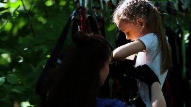 İp macerası - bir kadın eğitmen küçük bir kızın beline sigorta kemeri takar