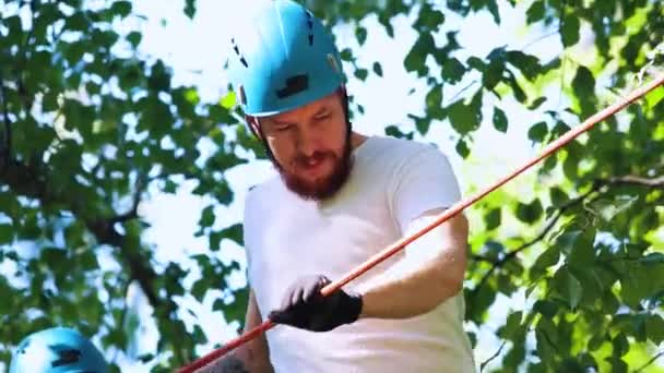 Aventure extrême sur corde dans le parc - homme et femme marchant sur le pont suspendu — Video